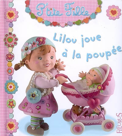 Lilou joue a la poupee
