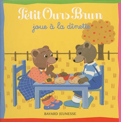 Petit ours brun joue a la dinette