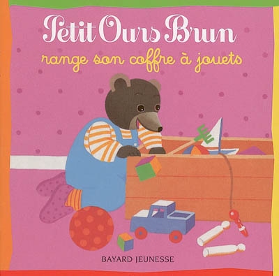 Petit ours brun range son coffre a jouets