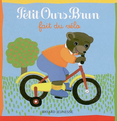 Petit ours brun fait du velo