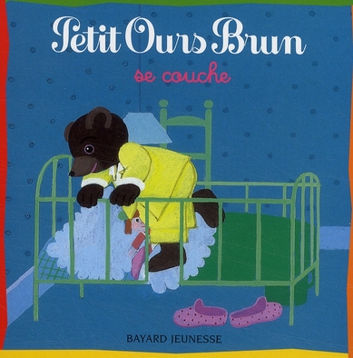 Petit ours brun se couche