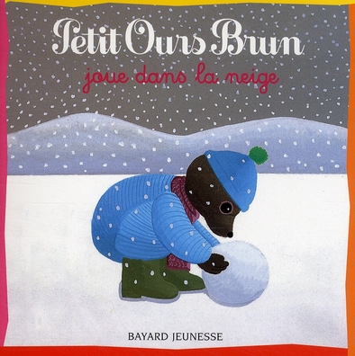 Petit ours brun joue dans la neige