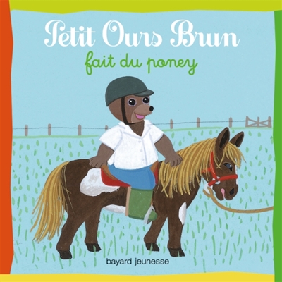Petit ours brun fait du poney