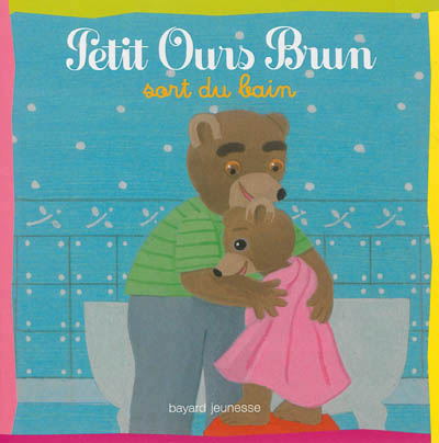Petit ours brun sort du bain