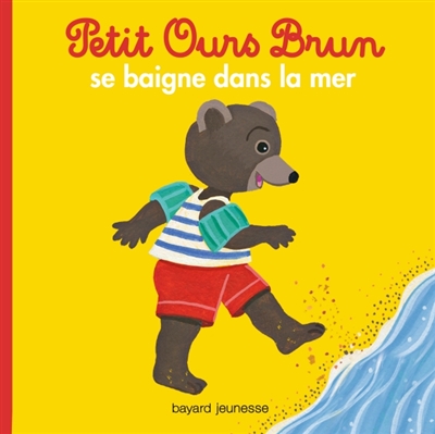 Petit ours brun se baigne dans la mer