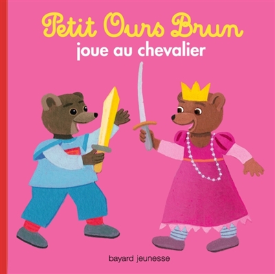 Petit ours brun joue au chevalier