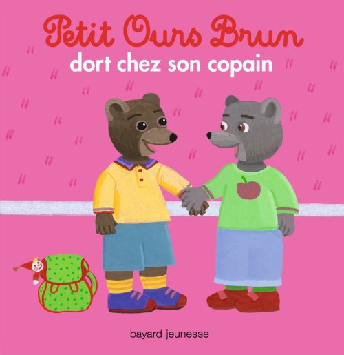 Petit ours brun dort chez un copain