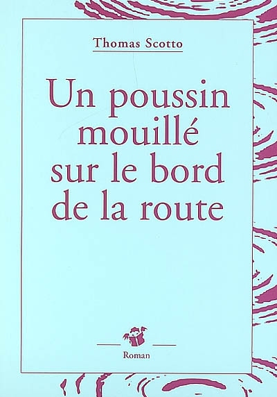 Un poussin mouille sur le bord de la route